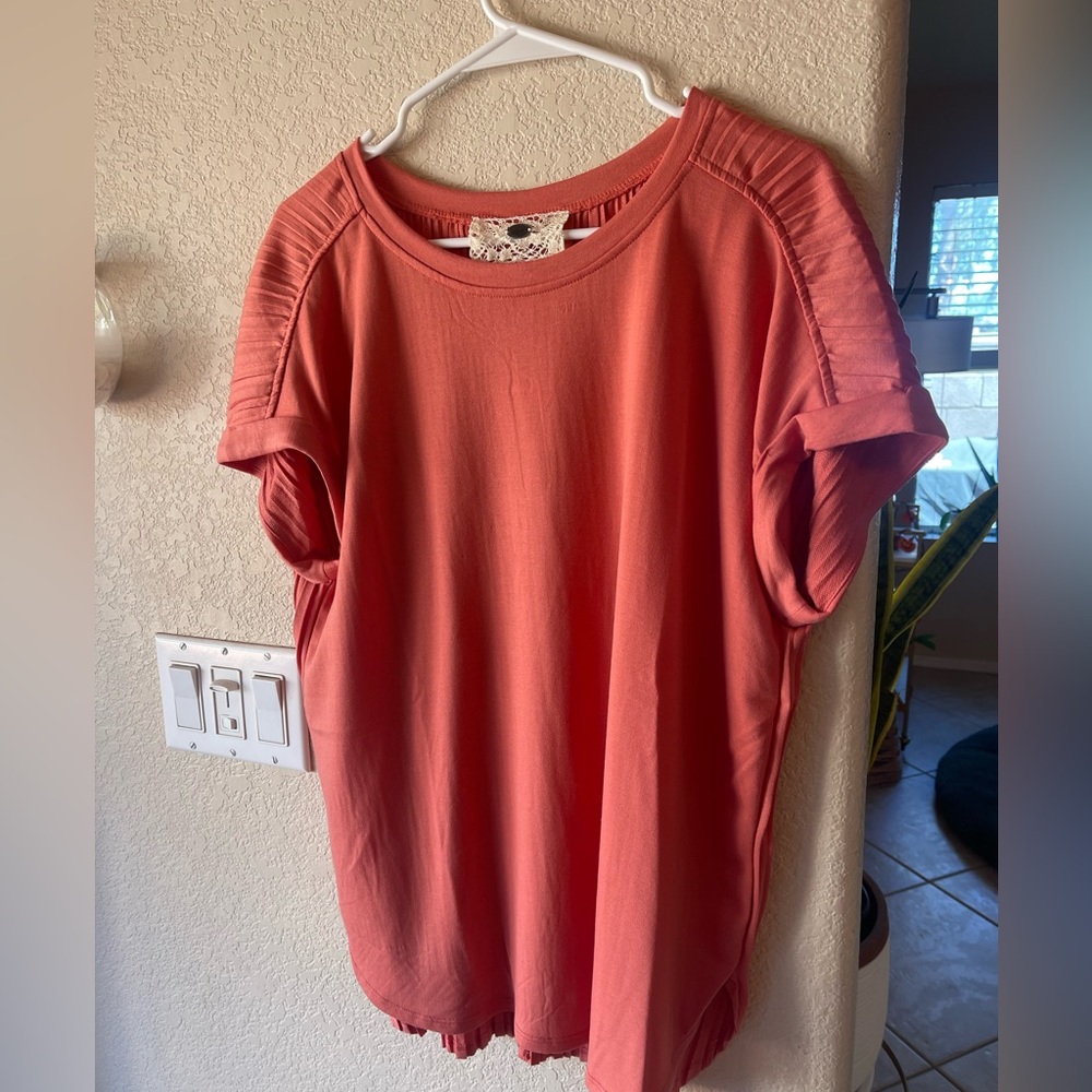 L peachy/coral top with sleeves and ribbed back
